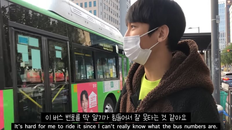 [서울=뉴시스]원샷한솔이 2020년 올린 '시각장애인이 혼자 버스를 탈 수 있을까?' 영상 중. (사진=원샷한솔 유튜브 영상 캡처) 2023.05.26. photo@newsis.com *재판매 및 DB 금지