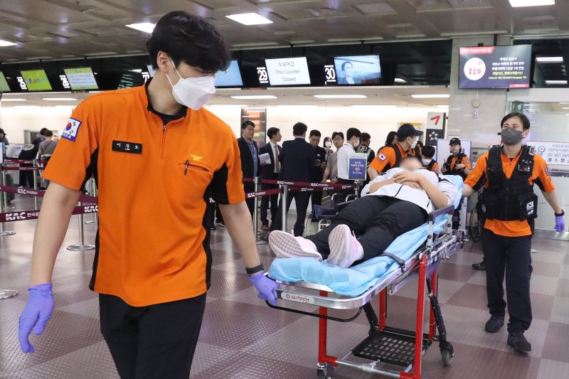 지난 26일 오전 제주에서 대구로 향하던 아시아나 항공기에서 30대 남성이 착륙 전 대구공항 상공에서 비상문을 강제개방하는 사고가 발생해 일부 탑승객이 병원으로 이송돼 치료를 받고 있다. 뉴스1