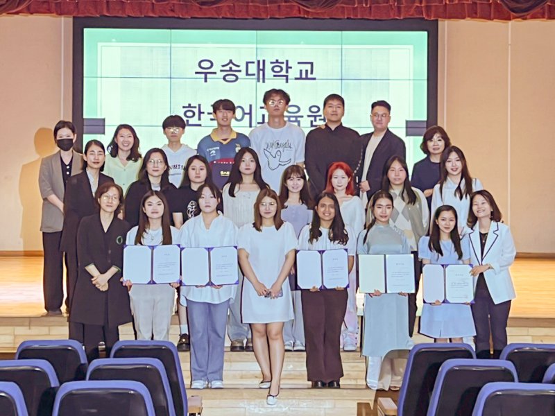 25일 우송대학교 도서관에서 외국인 유학생들을 대상으로 '한국어 말하기 대회'가 열린 가운데 수상자 및 관계자 20여 명이 기념사진을 찍고 있다.(우송대 제공)/뉴스1