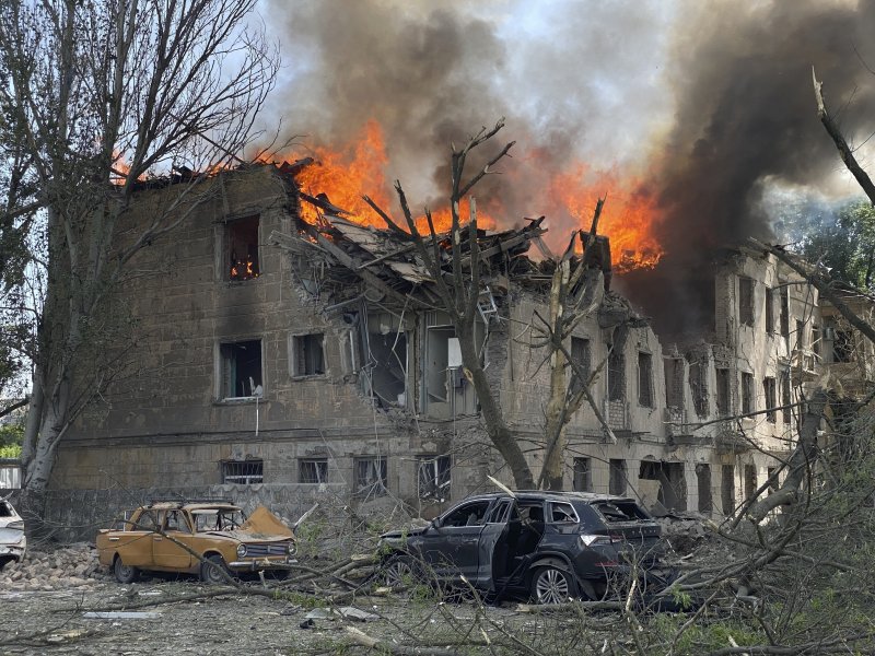 [드니프로=AP/뉴시스] 26일(현지시각) 우크라이나 드니프로에서 러시아군의 공격으로 한 병원 건물이 불에 타고 있다. 러시아의 미사일 공격으로 최소 1명이 숨지고 15명이 부상한 것으로 알려졌다. 2023.05.27.