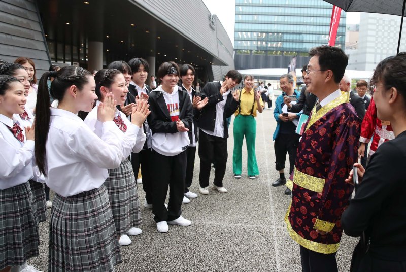 김태흠 지사가 22일 일본 구마모토 현 거리에서 대백제전 홍보 투어 도중 청소년들과 대화를 나누고 있다.(충남도 제공)/뉴스1