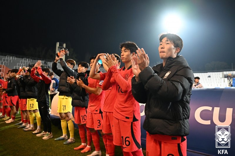 김은중 대한민국 U20(20세 이하) 축구 대표팀 선수들이 26일(한국시간) 아르헨티나 에스타디오 말비나스 아르헨티나스 경기장서 열린 온두라스와의 2023 국제축구연맹(FIFA) U20 월드컵 F조 조별리그 2차전 경기를 2-2 무승부로 마친 뒤 팬들을 향해 인사하고 있다. (대한축구협회 제공) 2023.5.26/뉴스1