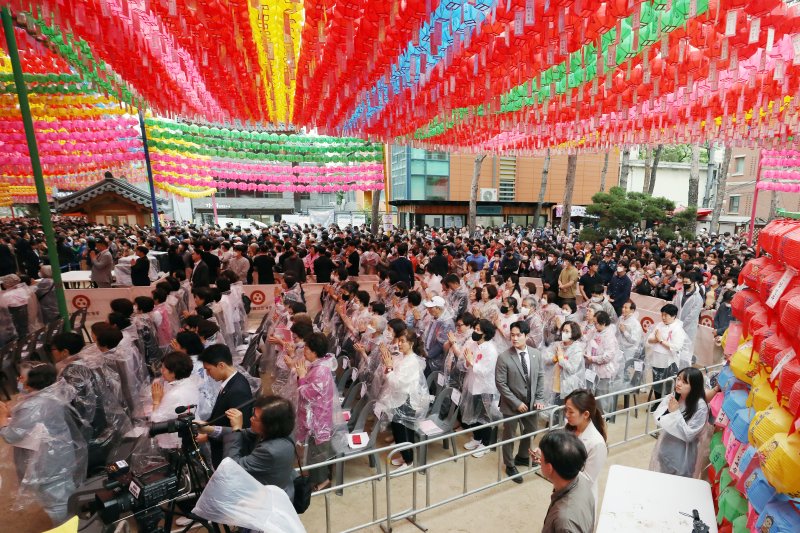 27일 오전 서울 종로구 조계사에서 열린 불기 2567년 부처님오신날 봉축법요식을 찾은 불자들이 합장을 하고 있다. 2023.5.27/뉴스1 ⓒ News1 민경석 기자