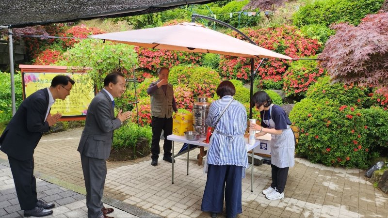 강준현 의원(왼쪽서 두번째)이 27일 오전 세종시 연서면 학림사를 찾아 불자들과 합장 인사를 나누고 있다. (의원실 제공) / 뉴스1