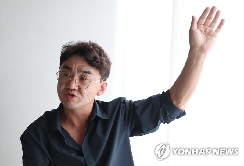 항공기 개문 범인 제압한 이윤준씨 항공기 개문 범인 제압한 이윤준씨 (대구=연합뉴스) 윤관식 기자 = 27일 오후 대구 북구의 한 카페에서 전날 발생한 아시아나 항공기 개문 사고 범인을 제압한 이윤준(48)씨가 연합뉴스 인터뷰에 응하고 있다. 2023.5.27 psik@yna.co.kr (끝)