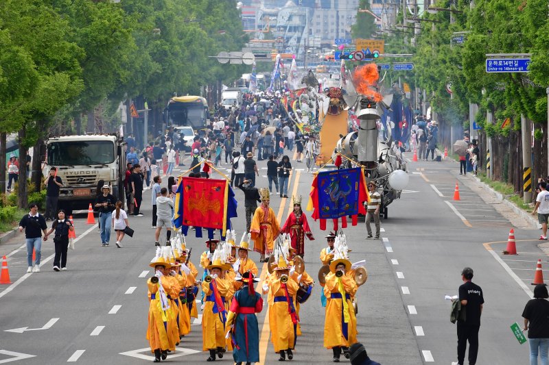 27일 경북 포항시 남구 포항운하거리에서 2023포항국제불빛축제 '퐝'거리퍼레이드가 시작되고 있다.2023.5.27/뉴스1 ⓒ News1 최창호 기자