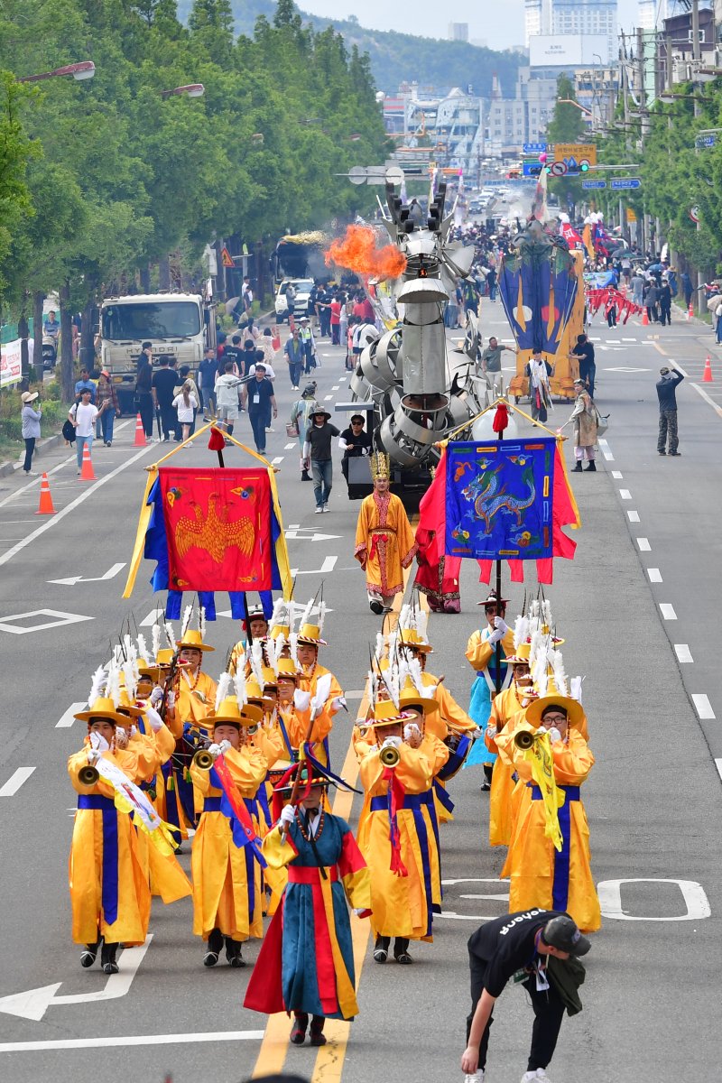 27일 경북 포항시 남구 포항운하거리에서 취타대가 2023포항국제불빛축제 '퐝'거리퍼레이드 시작을 알리고 있다.2023.5.27/뉴스1 ⓒ News1 최창호 기자