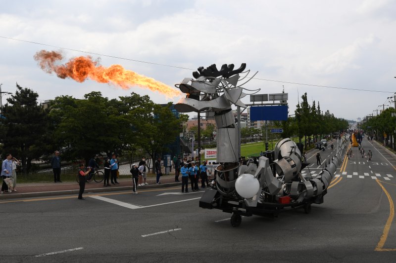 27일 경북 포항시 남구 포항운하거리에서 열린 2023포항국제불빛축제 '퐝'거리페레이드에 참가한 철로 만든 용이 위용을 뽐내고 있다.2023.5.27/뉴스1 ⓒ News1 최창호 기자