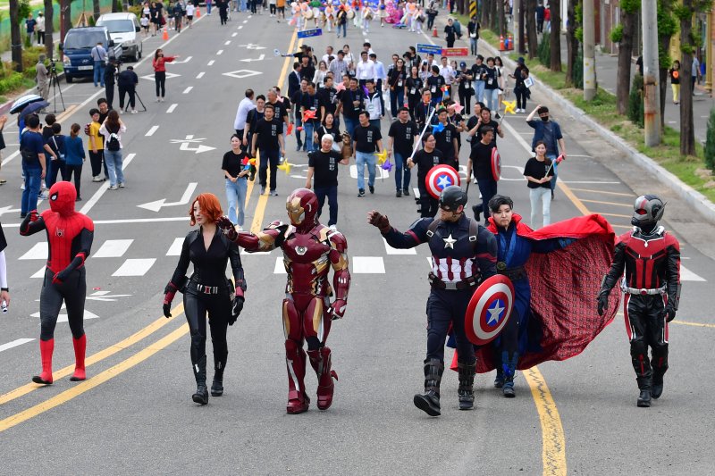 27일 경북 포항시 남구 포항운하거리에서 열린 2023포항국제불빛축제 '퐝'거리퍼레이드에 어벤저스 군단이 시민들과 인사를 나누고 있다.2023.5.27/뉴스1 ⓒ News1 최창호 기자