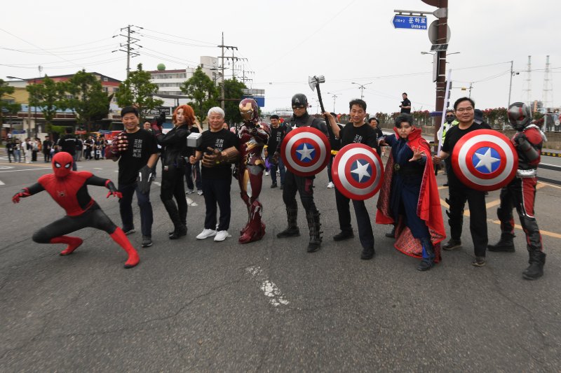 27일 경북 포항시 남구 포항운하거리에서 열린 2023포항국제불빛축제 '퐝'거리퍼레이드에 어벤저스 군단으로 분장한 공연단 등이 시민들과 인사를 나누고 있다.2023.5.27/뉴스1 ⓒ News1 최창호 기자