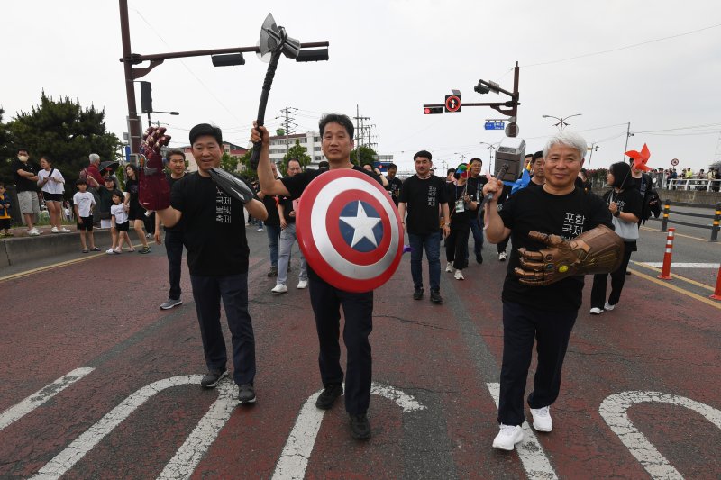 김남일 부시장(가운대), 백인규 포항시의장, 박용선 경북도부의장(왼쪽)이 27일 경북 포항시 남구 포항운하거리에서 열린 2023포항국제불빛축제 '퐝'거리퍼레이드에서 어벤저스 분장으로 시민들과 인사를 나누고 있다.2023.5.27/뉴스1 ⓒ News1 최창호 기자