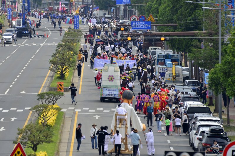 27일 경북 포항시 남구 포항운하거리에서 열린 2023포항국제불빛축제 '퐝'거리퍼레이드 행렬이 메인무대인 형산강 체육공원으로 향하고 있다.2023.5.27/뉴스1 ⓒ News1 최창호 기자