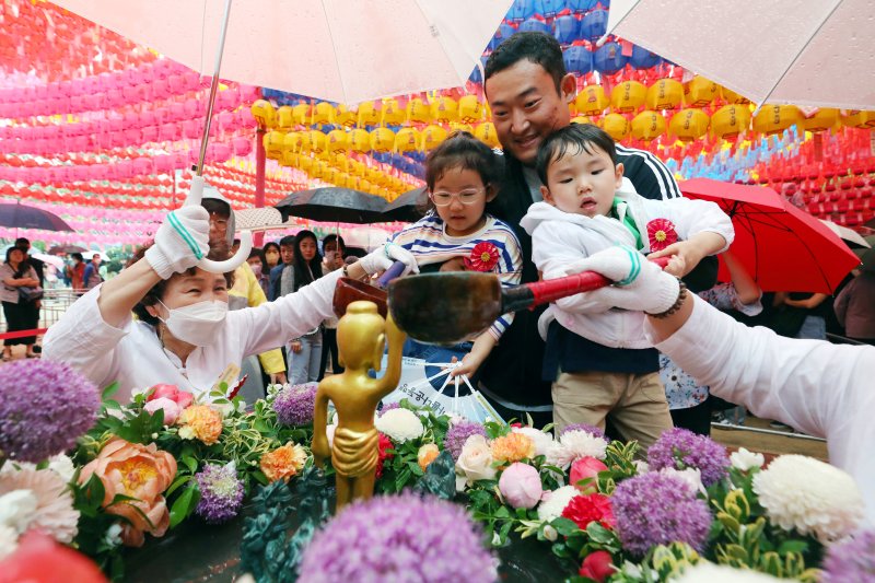 27일 오전 서울 종로구 조계사에서 열린 불기 2567년 부처님오신날 봉축법요식을 찾은 어린이들이 관불의식을 하고 있다. 2023.5.27/뉴스1 ⓒ News1 민경석 기자