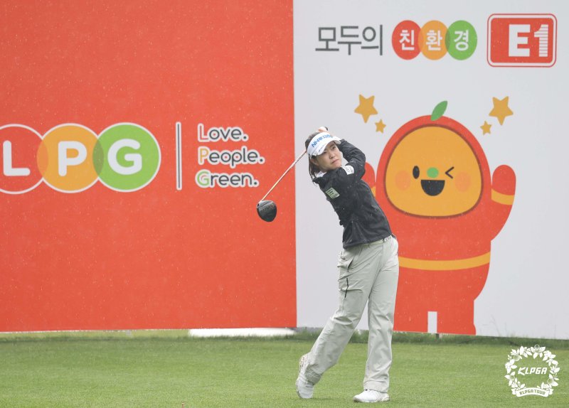 박민지는 이번 대회 3연패에 도전한다. 3연패는 고작 4명만이 보유한 위대한 기록이다. (KLPGA)