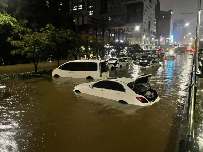 지난해 8월 서울 강남역 사거리 교대 방향 도로가 침수돼 있다. 2022.8.8/뉴스1 ⓒ News1 송원영 기자