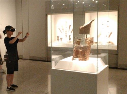 증강현실 기술을 활용한 AR 도슨트 [연합뉴스 자료사진]