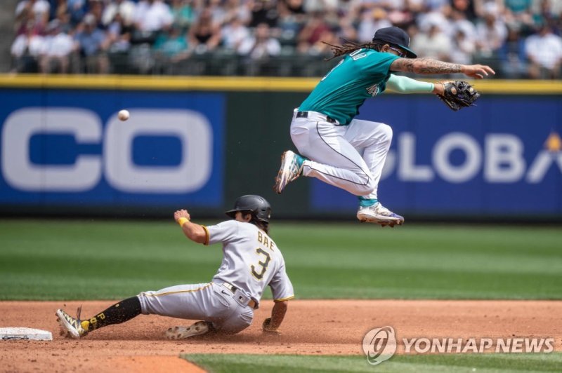 배지환, 시애틀전서 시즌 15호 도루 SEATTLE, WA - MAY 27: Ji Hwan Bae #3 of the Pittsburgh Pirates steals second base as shortstop J.P. Crawford #3 of the Seattle Mariners leaps in an attempt to field an errant throw by catcher Cal Raleigh #29 of the Seattle Mariners during the second inning at T-Mobile Park on Ma