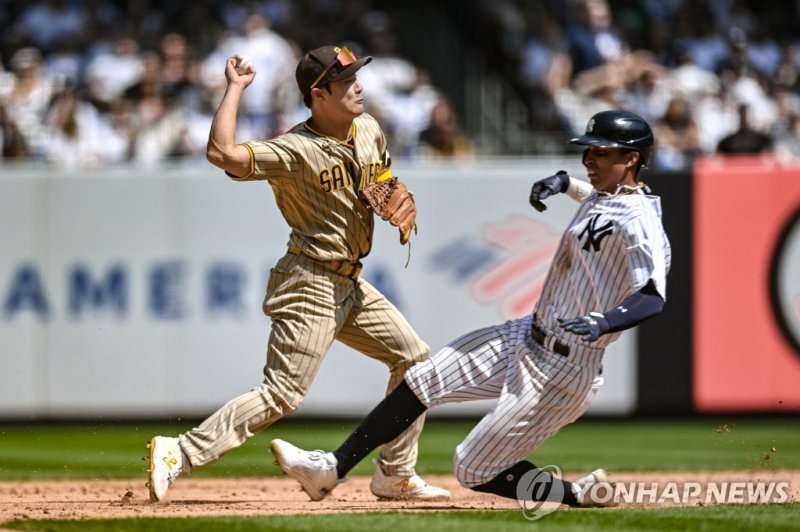 8회 병살 수비를 펼치는 김하성 May 27, 2023; Bronx, New York, USA; San Diego Padres second baseman Ha-Seong Kim (7) steps on second and throws to first base to convert a double play against the New York Yankees during the eighth inning at Yankee Stadium. Mandatory Credit: John Jones-USA TODAY Sports