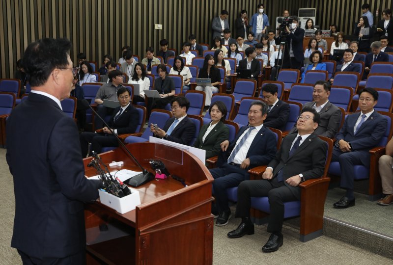 이재명 더불어민주당 대표와 최고위원 등이 지난 25일 서울 여의도 국회에서 열린 의원총회에서 박광온 원내대표의 발언을 듣고 있다. 사진=뉴스1