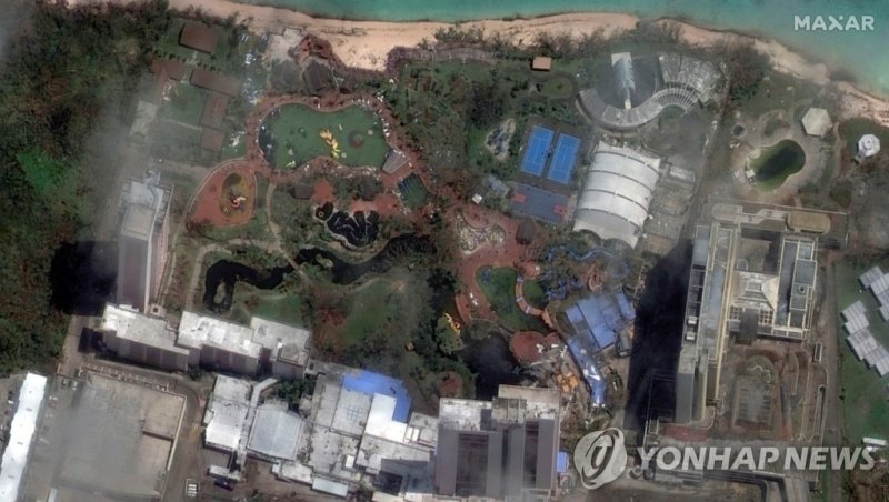 태풍이 지나간 후 괌 호텔을 찍은 위성 사진 A satellite image shows a resort hotel after typhoon Mawar, in Dededo, Guam, May 26, 2023. Maxar Technologies/Handout via REUTERS THIS IMAGE HAS BEEN SUPPLIED BY A THIRD PARTY. NO RESALES. NO ARCHIVES. MANDATORY CREDIT. MUST NOT OBSCURE LOGO.