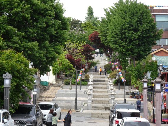 개항기에 일본인과 청국인 전용 거주지역인 조계지의 경계를 표시한 청일 조계지 경계 계단 전경.