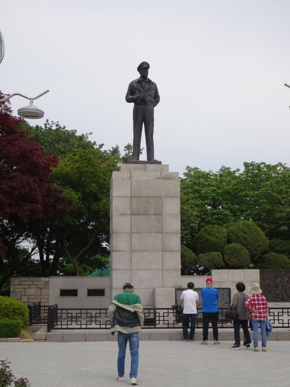 인천상륙작전을 기념하기 위해 1957년에 자유공원에 세워진 맥아더 장군 동상이 위용을 자랑하고 있다.