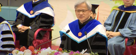 젠슨 황 엔비디아 최고경영자(CEO)가 27일 대만대학교에서 졸업연설을 하고 있다/대만 TVBS 유튜브 채널 갈무리