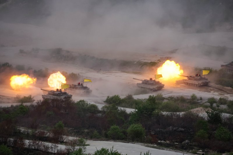 국방부는 25일 경기 포천 승진과학화훈련장에서 2023 연합-합동 화력격멸훈련을 실시했다고 밝혔다. 사진은 K2 전차가 동시통합사격 모습. 국방부 제공