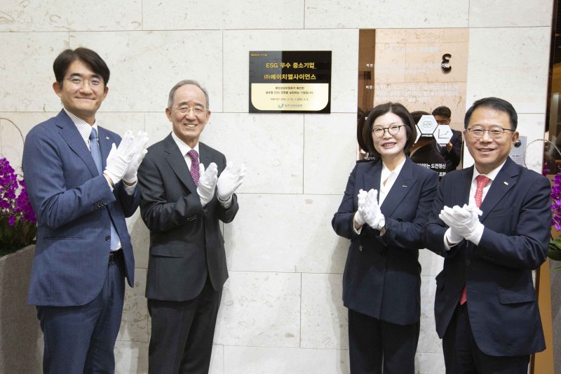 CJ온스타일 윤상현 대표, 동반성장위원회 오영교 위원장, 에이치엘사이언스 이해연 대표, 한국표준협회 강명수 회장(왼쪽부터)이 지난 25일 경기도 의왕의 HL 사이언스 본사에서 '2022년 ESG 우수 중소기업 현판식'을 진행한 뒤 기념 촬영을 하고 있다. CJ온스타일 제공