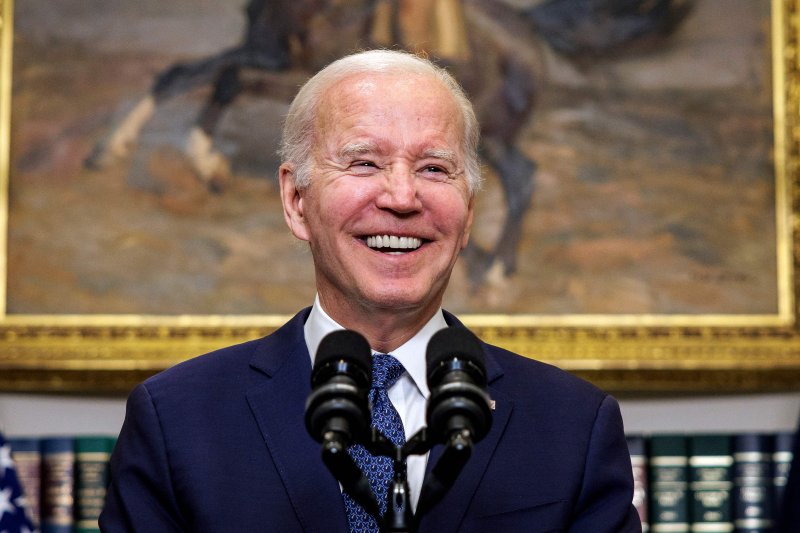 미국의 조 바이든 대통령이 28일(현지시간) 미 워싱턴DC 백악관에서 야당과 부채 한도 합의 사실을 알리며 웃고 있다.AFP연합뉴스