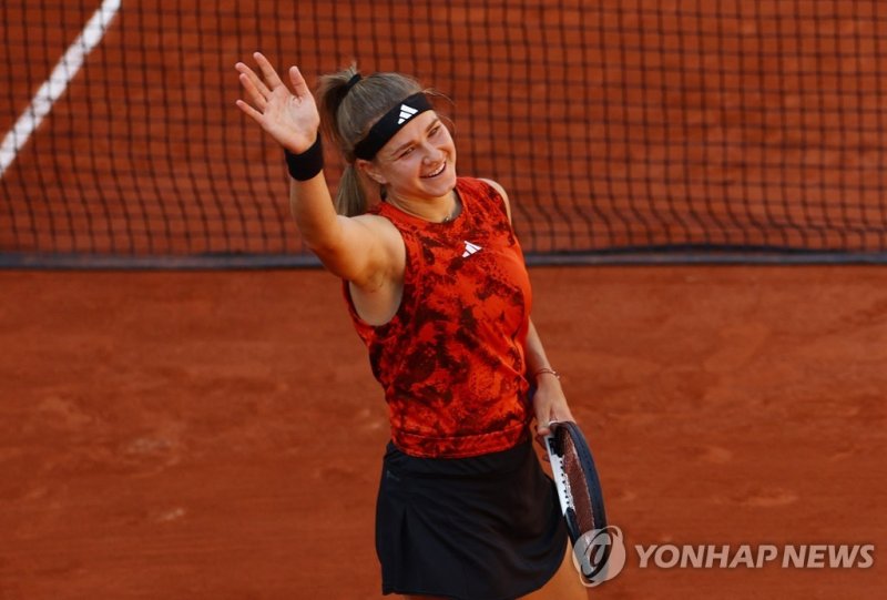 카롤리나 무호바 Tennis - French Open - Roland Garros, Paris, France - May 28, 2023 Czech Republic's Karolina Muchova celebrates winning her first round match against Greece's Maria Sakkari REUTERS/Lisi Niesner