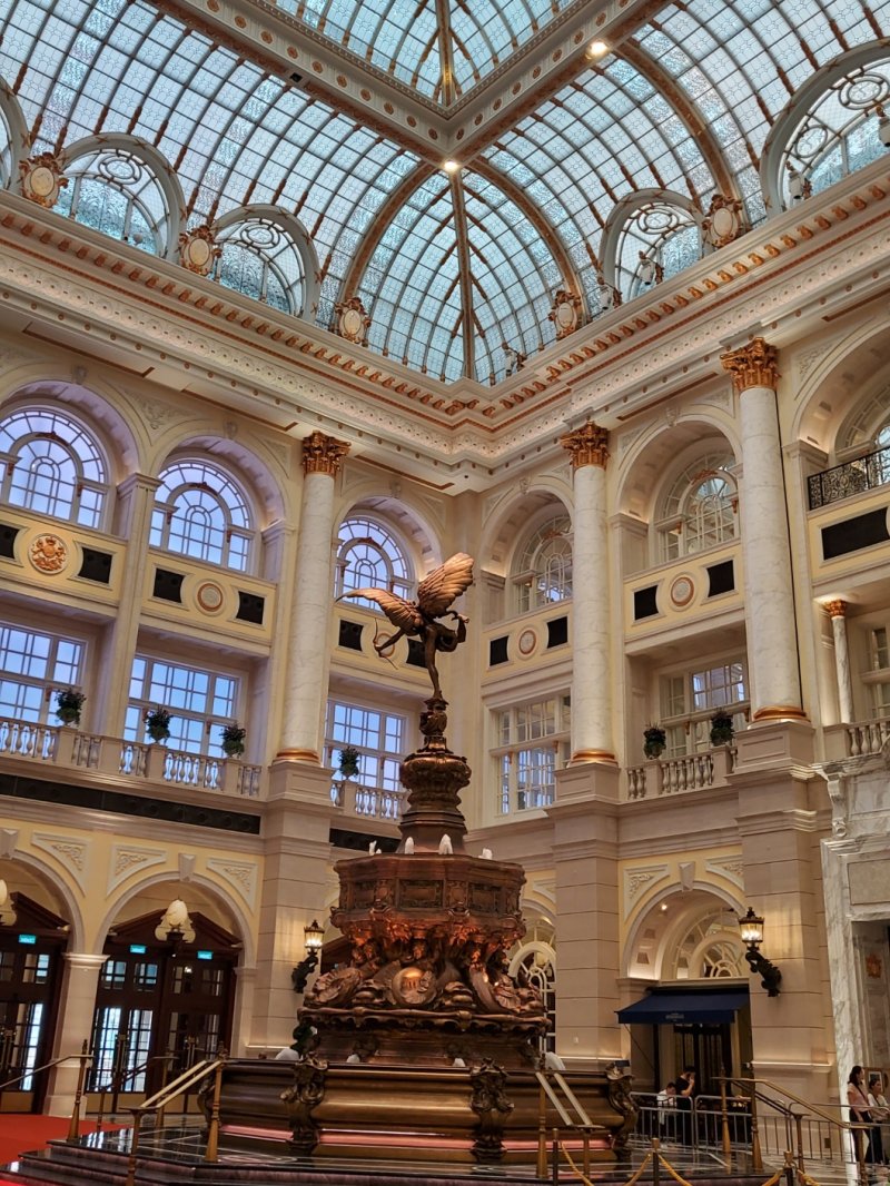 [마카오=뉴시스] 류난영 기자= 유리와 철을 사용한 빅토리아 시대 건측양식이 돋보이는 런더너 마카오의 수정궁 모습. 그리스 로마 신화 속 보답받는 사랑의 신 안테로스 조각상이 있는 실제 크기의 샤프츠베리 기념 분수가 위치해 있다.