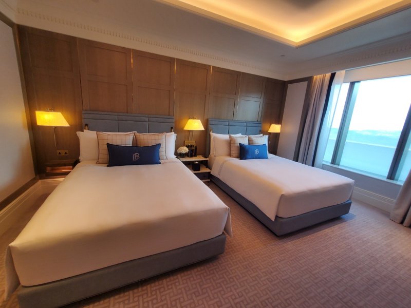 [마카오=뉴시스] 류난영 기자 = 런더너 마카오 호텔 최상층 스위트룸. 베개에 데이비드 베컴이 디자인한 것을 뜻하는 문구 'DB'가 쓰여져 있다.