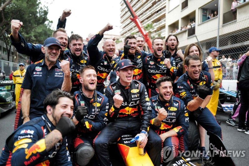 레드불팀 동료들과환호하는 막스 페르스타펜 Red Bull Racing's Dutch driver Max Verstappen (C) celebrates with team members in the parc ferme after winning the Formula One Monaco Grand Prix at the Monaco street circuit in Monaco, on May 28, 2023. (Photo by OLIVIER CHASSIGNOLE / AFP)