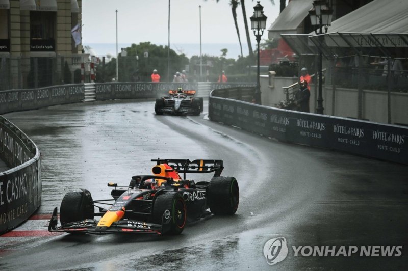 빗속 질주를 펼치는 막스 페르스타펜 Red Bull Racing's Dutch driver Max Verstappen competes during the Formula One Monaco Grand Prix at the Monaco street circuit in Monaco, on May 28, 2023. (Photo by OLIVIER CHASSIGNOLE / AFP)