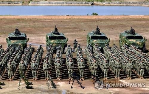중국-라오스 합동훈련 개회식 참가한 中 병사들 (비엔티안 신화=연합뉴스) 중국 병사들이 11일(현지시간) 라오스 수도 비엔티안에서 열린 중국-라오스 합동군사훈련 개회식에 참가하고 있다. '우정의 방패'라는 명칭으로 진행되는 이번 훈련에서 양국은 정글과 산악지대에 주둔한 다국적 무장 범죄 집단의 범죄 활동에 맞서는 것을 시나리오로 상정한다. 2023.05.12 ddy04002@yna.co.kr