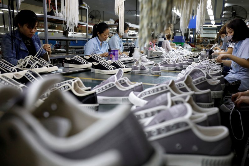 지난 2020년 12월29일(현지시간) 베트남 하노이의 한 신발 제조공장 모습.로이터뉴스1