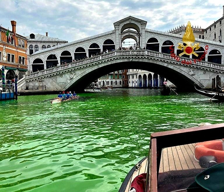 28일(현지시간) 이탈리아 베니스 운하의 물이 온통 밝은 초록빛으로 변했다. 당국은 정확한 원인을 조사하고 있다. 뉴스1