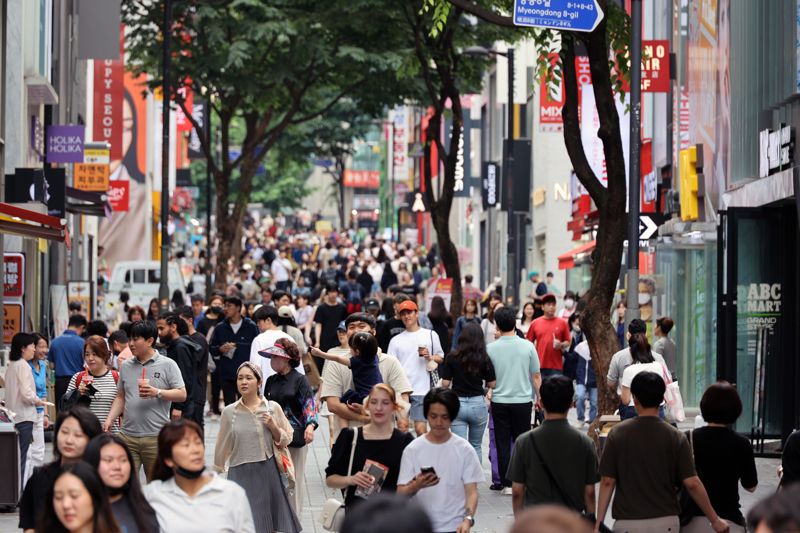 연휴 마지막 날인 29일 오후 서울 중구 명동거리가 외국인 관광객과 나들이객들로 붐비고 있다. 사진=서동일 기자
