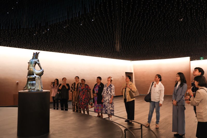 김건희 여사가 29일 서울 용산구 국립중앙박물관에서 열린 한-태평양도서국 정상 배우자 친교행사에서 참석자들과 전시물을 관람하고 있다. (대통령실 제공) 2023.5.29/뉴스1 ⓒ News1 오대일 기자