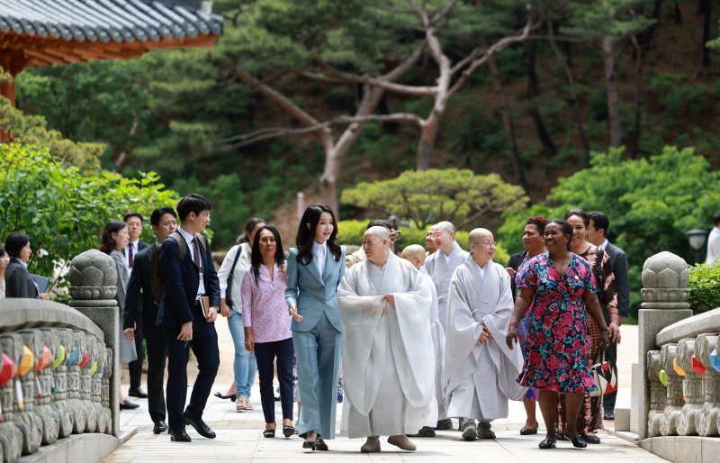 김건희 여사가 29일 서울 은평구 진관사에서 열린 한-태평양도서국 정상 배우자 친교행사에서 참석자들과 사찰 경내를 둘러보고 있다. (대통령실 제공) 2023.5.29/뉴스1 ⓒ News1 오대일 기자