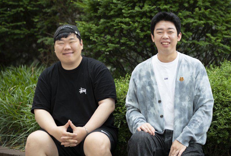 [서울=뉴시스] 김근수 기자 = 크리에이터 '킥서비스'(왼쪽부터 개그맨 정진하, 박진호)가 30일 서울 강서구 크리에이터 '킥서비스' 사무실 인근에서 뉴시스와 인터뷰를 마치고 기념촬영을 하고 있다. 2023.05.30. ks@newsis.com