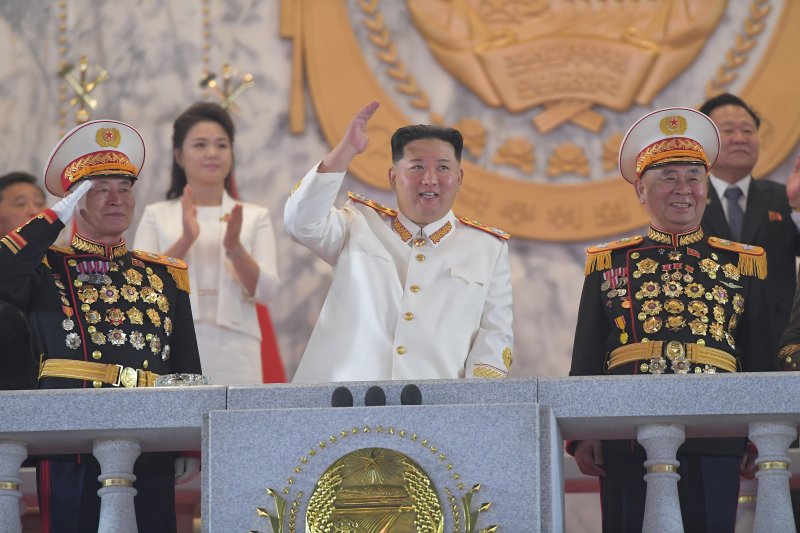 지난해 4월 열병식에서 북한 김정은과 나란히 주석단에 오른 리병철 당 중앙군사위 부위원장(사진 오른쪽). 사진=노동신문 캡처