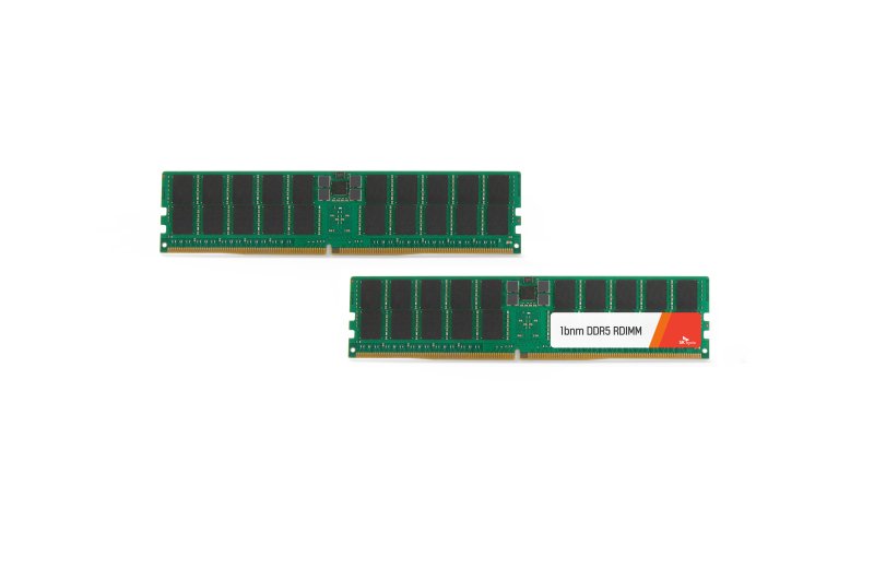 SK하이닉스 10나노급 5세대 DDR5, 데이터센터 호환성 검증 돌입 (서울=연합뉴스) SK하이닉스가 10나노급 5세대(1b) 기술이 적용된 서버용 DDR5 D램을 세계 최초로 인텔에 제공해 호환성 검증 절차에 돌입했다고 30일 밝혔다. 사진은 SK하이닉스 1b DDR5 서버용 64기가바이트 D램 모듈. 2023.5.30 [SK하이닉스 제공. 재판매 및 DB 금지] photo@yna.co.kr (끝)