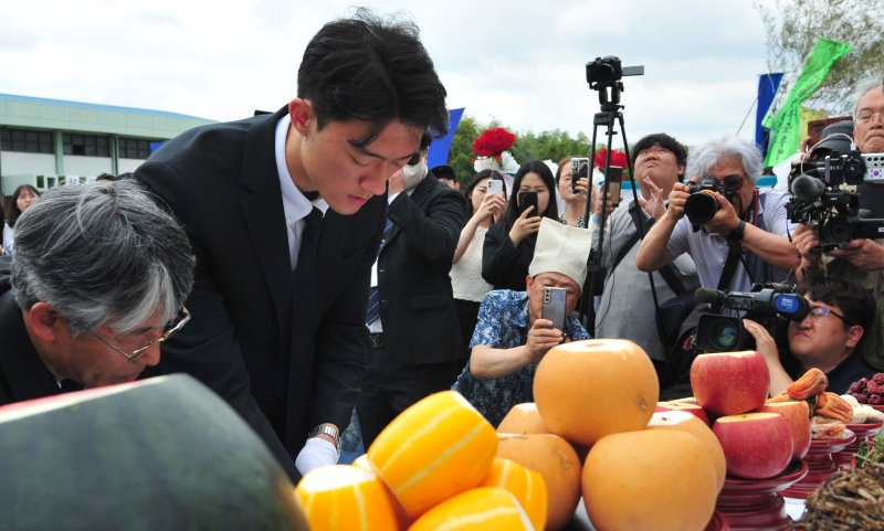 [광주=뉴시스] 이영주 기자 = 5·18 학살과 헌정 질서 파괴 주범 전두환의 손자 전우원씨가 27일 오후 광주 동구 5·18민주광장에서 열린 제43주년 5·18민중항쟁기념 부활제에 참석해 5월 영령에 분향하고 있다. 2023.05.27. leeyj2578@newsis.com