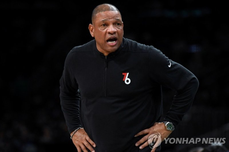 필라델피아에서 해임된 닥 리버스 감독 FILE PHOTO: May 9, 2023; Boston, Massachusetts, USA; Philadelphia 76ers head coach Doc Rivers in the second half during game five of the 2023 NBA playoffs against the Boston Celtics at TD Garden. Mandatory Credit: Bob DeChiara-USA TODAY Sports/File Photo