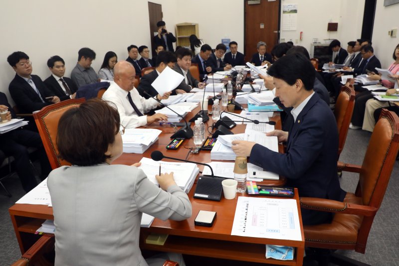 (서울=뉴스1) 황기선 기자 = 30일 오전 서울 여의도 국회에서 국토교통위원회 국토법안심사소위원회가 열리고 있다. 이날 소위에서는 수도권 분양가 상한제 주택 실거주 의무 폐지와 재건축 부담금 완화 등 부동산 관련 법안에 대해 논의한다. 2023.5.30/뉴스1 /사진=뉴스1화상