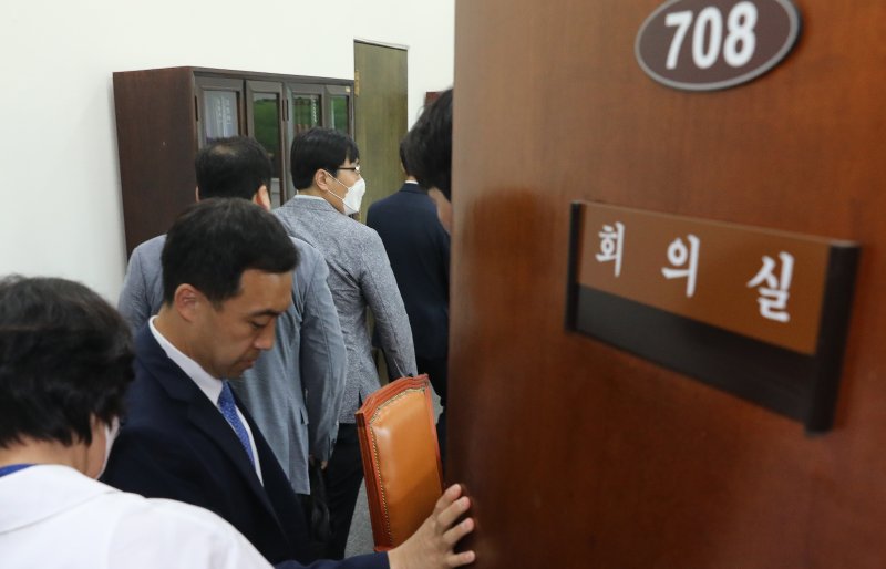 서울경찰청 반부패공공범죄수사대가 30일 서울 여의도 국회 본청에서 한동훈 법무부 장관 개인정보 유출 혐의와 관련해 국회 사무처 압수수색을 벌이고 있다. 2023.5.30/뉴스1 ⓒ News1 임세영 기자