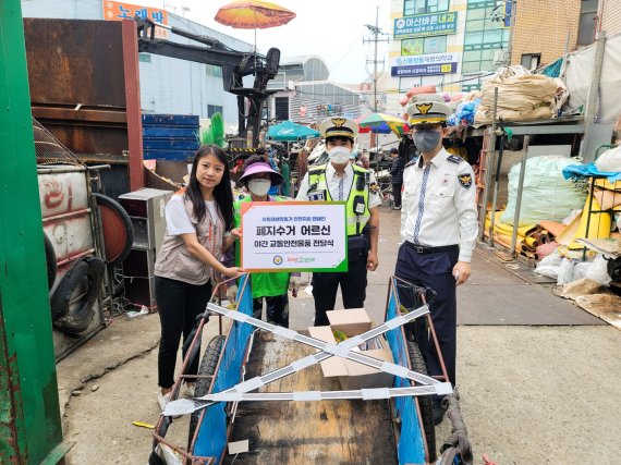 사단법인 좋은변화, 구로구경찰서와 함께 폐지수거 어르신을 위한 교통안전 캠페인 진행