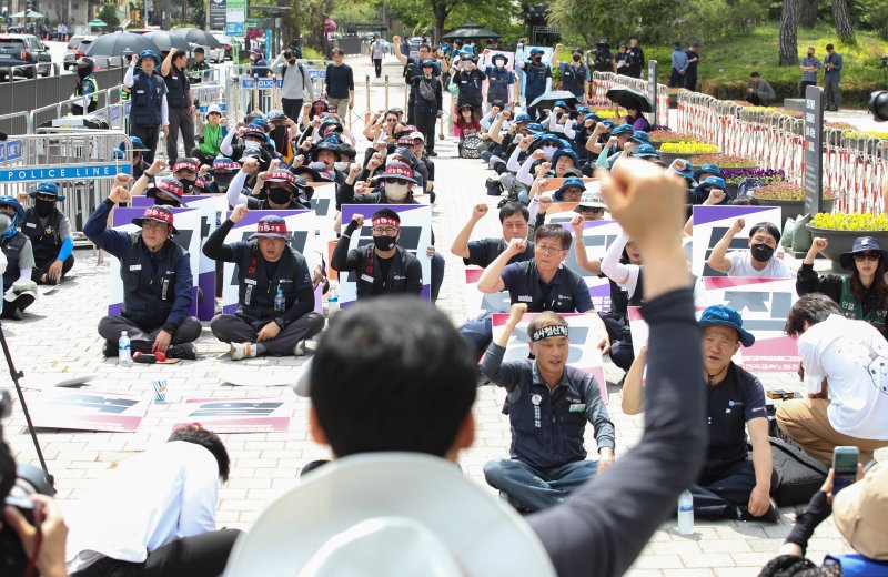 [서울=뉴시스] 황준선 기자 = 지난 25일 서울 용산구 대통령집무실 앞에서 전국금속노동조합 조합원들이 윤석열 정권 퇴진 촉구 결의대회를 하고 있다.